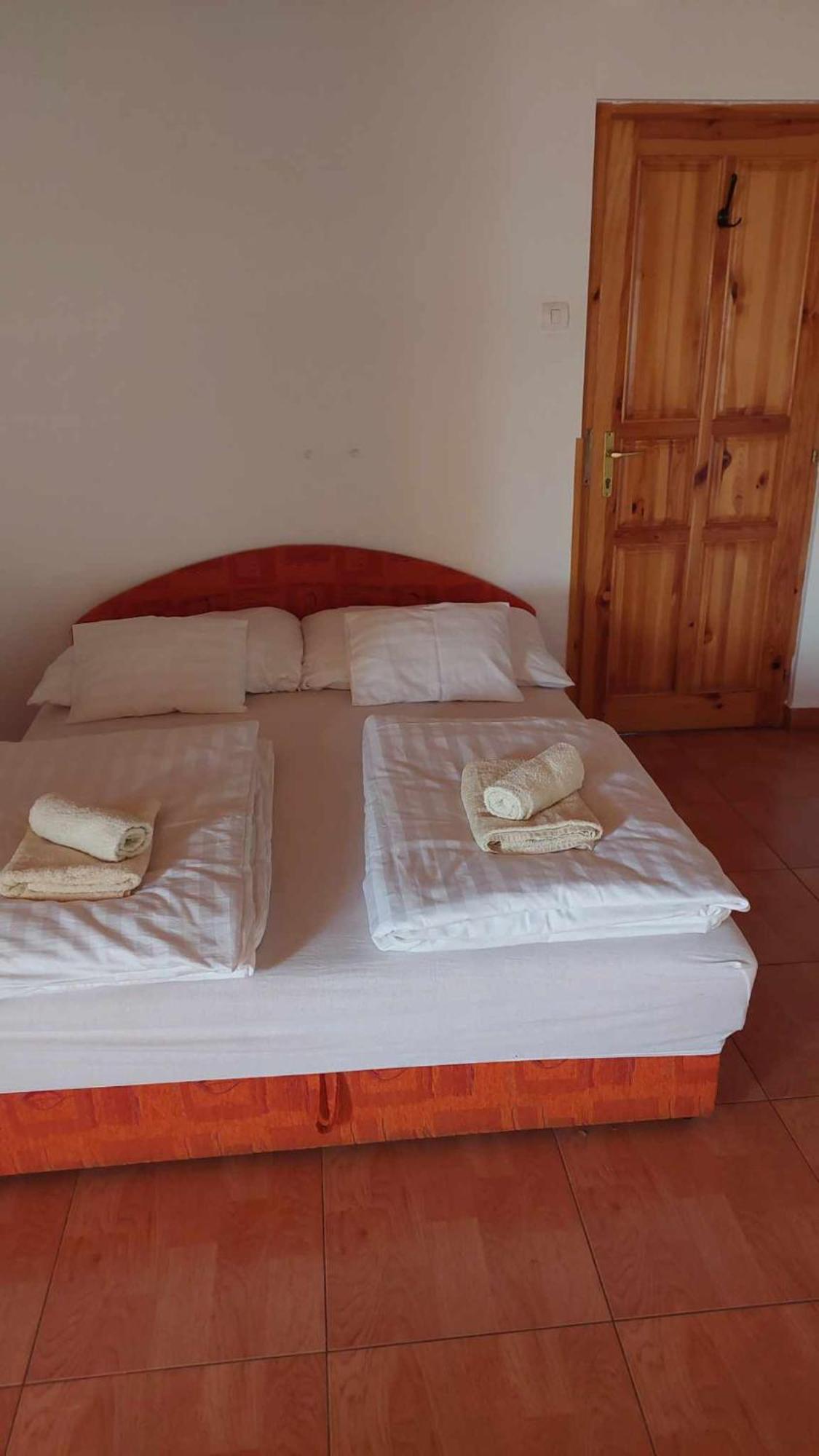 Mediterran Apartman Es Vendeghaz ไฮจ์ดุสโซบอสโล ภายนอก รูปภาพ